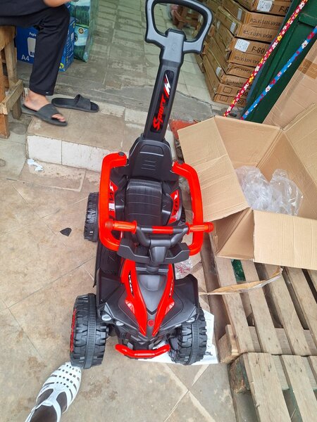 Voiture à pousser pour enfants