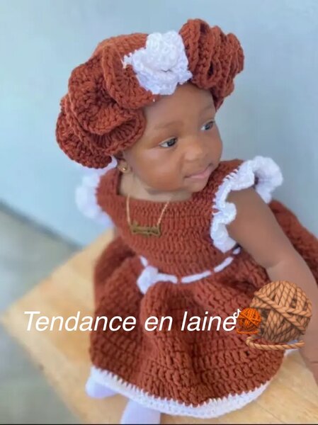 Robe Bébé en Laine Élégante