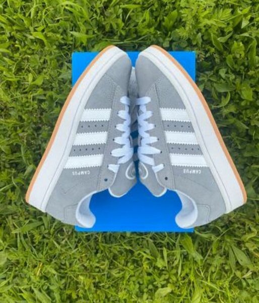 Sneakers en daim gris tendance