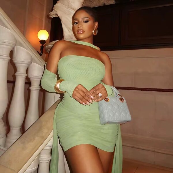 Robe élégante dos nu