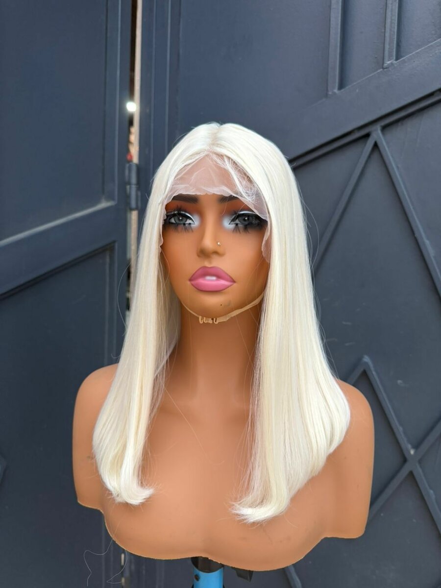 Perruque en dentelle blonde