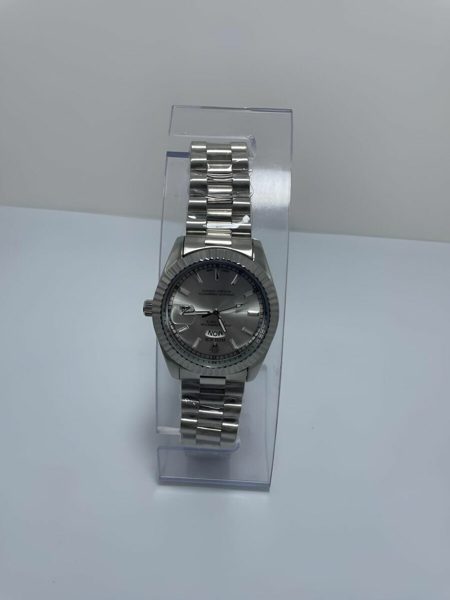 Montre en acier luxueux