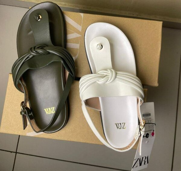 Sandales plates ZARA en cuir pour femme