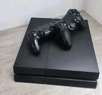 Console PS4 avec manettes