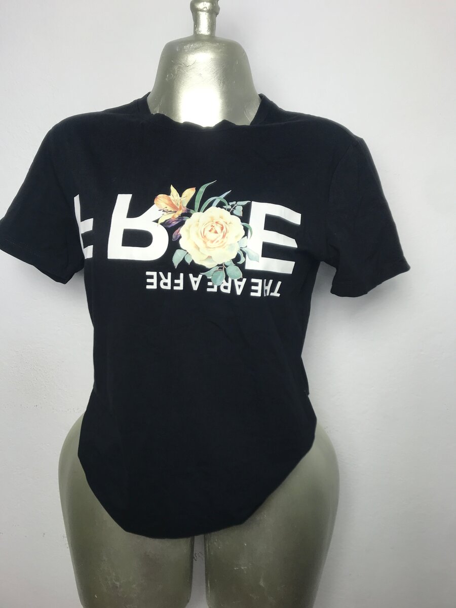 T-shirt noire à fleurs
