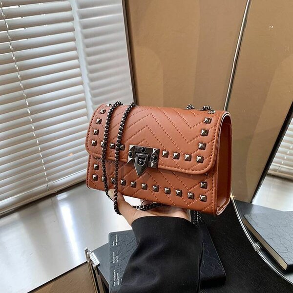 Sac bandoulière clouté