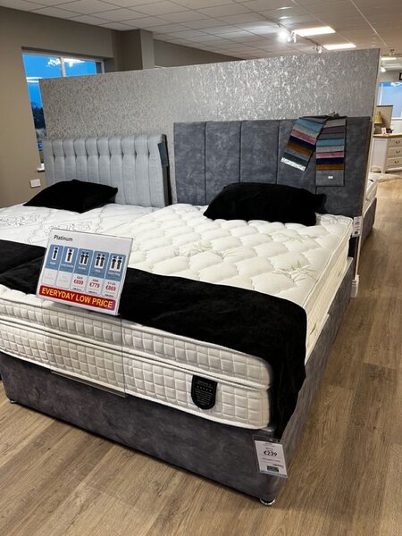 Lit double avec matelas confortable