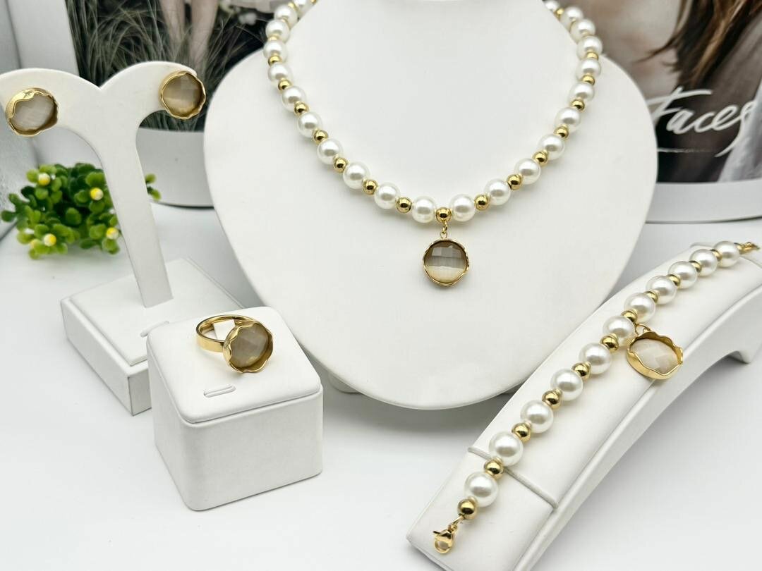 Parure élégante en perles dorées