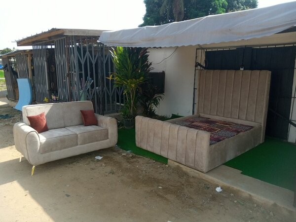 Fauteuil et lit de couleur belge de très bonnes qualités