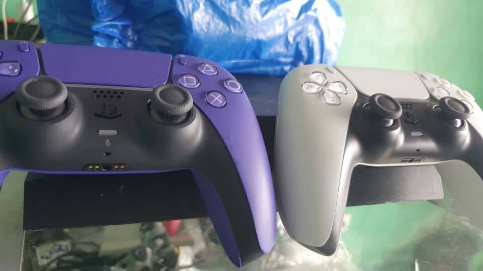 MANETTES PS5 QUASI NEUF