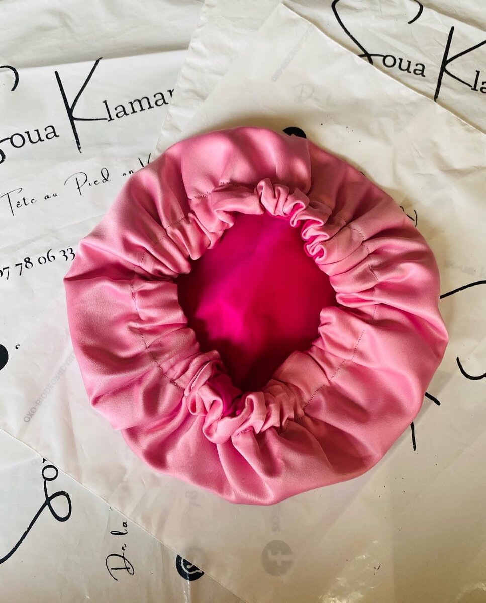 Bonnet en satin rose (enfant)