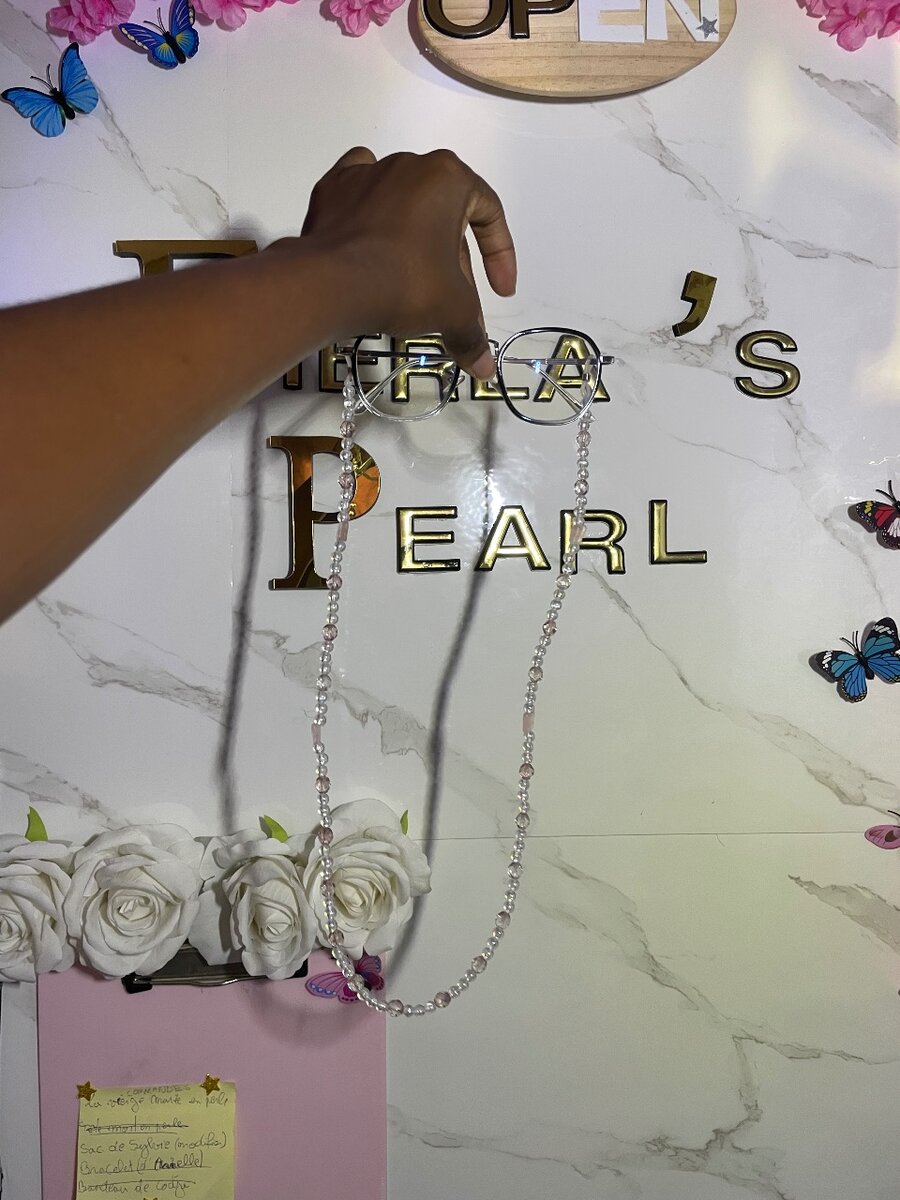 Farah (accroche lunettes)