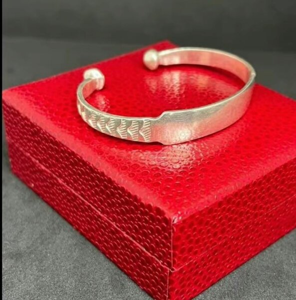 Bracelet en argent gravé