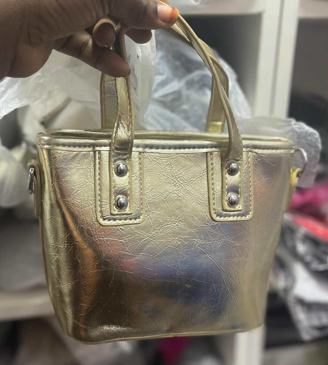 Sac à main doré chic