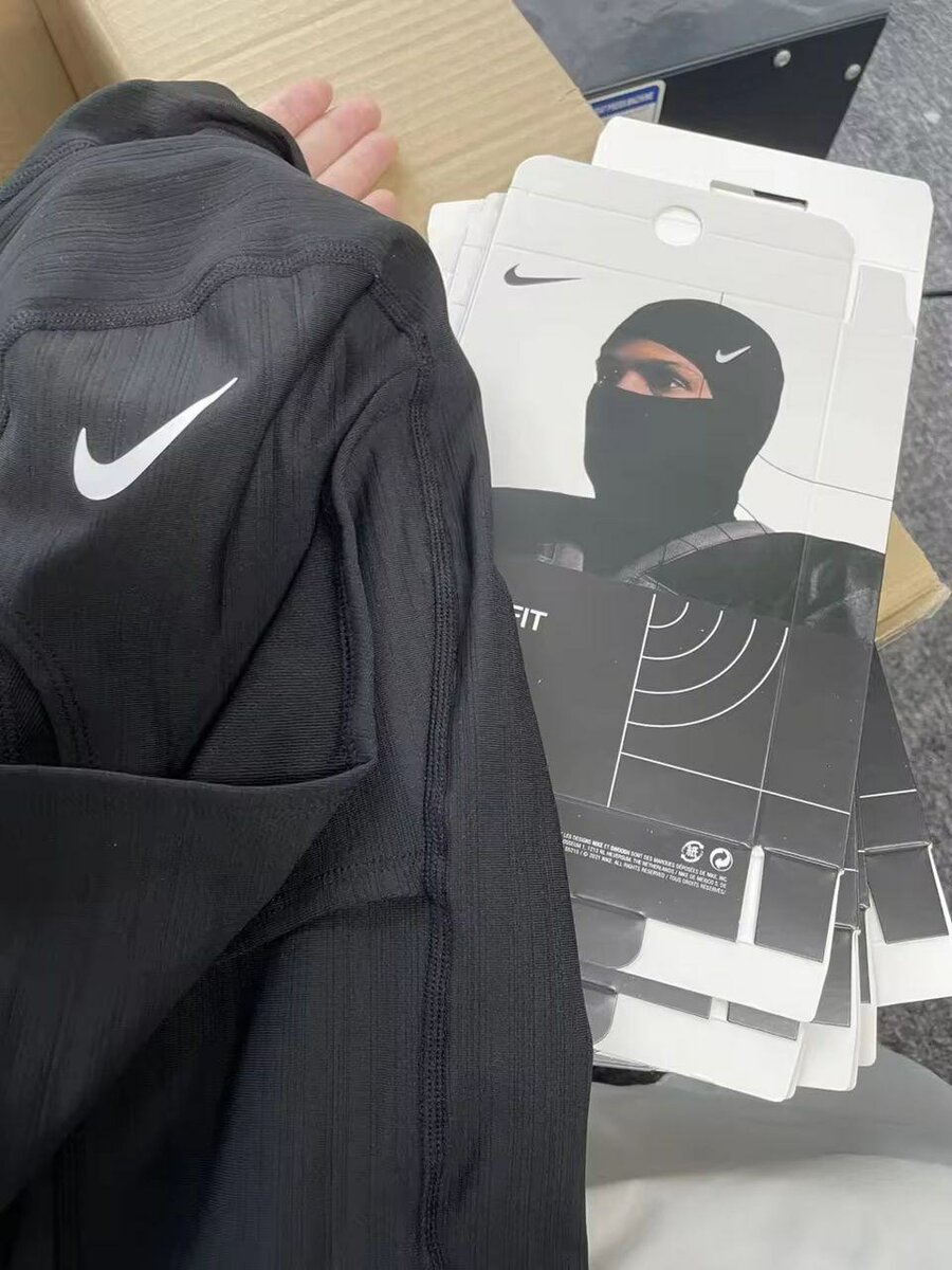 Nike Pro Therma-FIT Hood