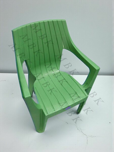 Chaises en plastique robustes