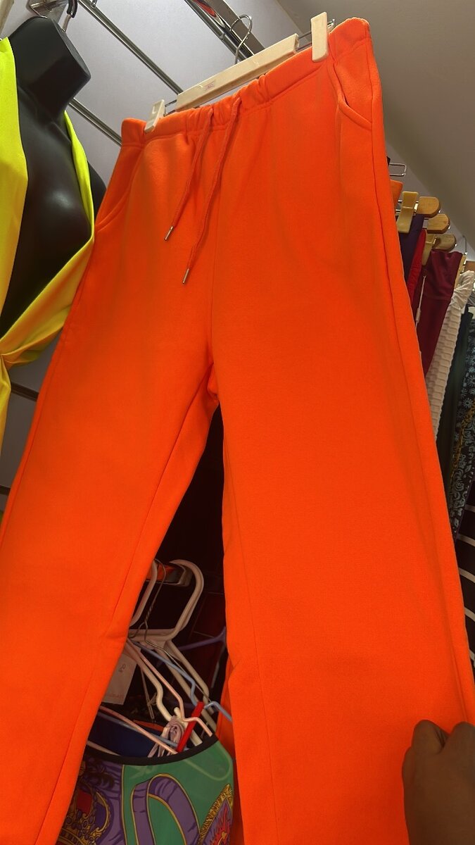 Joggers in orange and pink