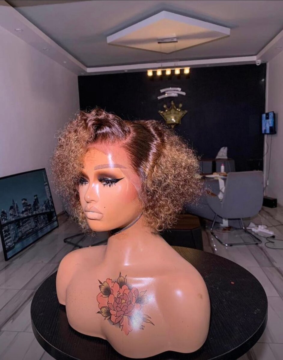 Perruque bouclée courte naturelle