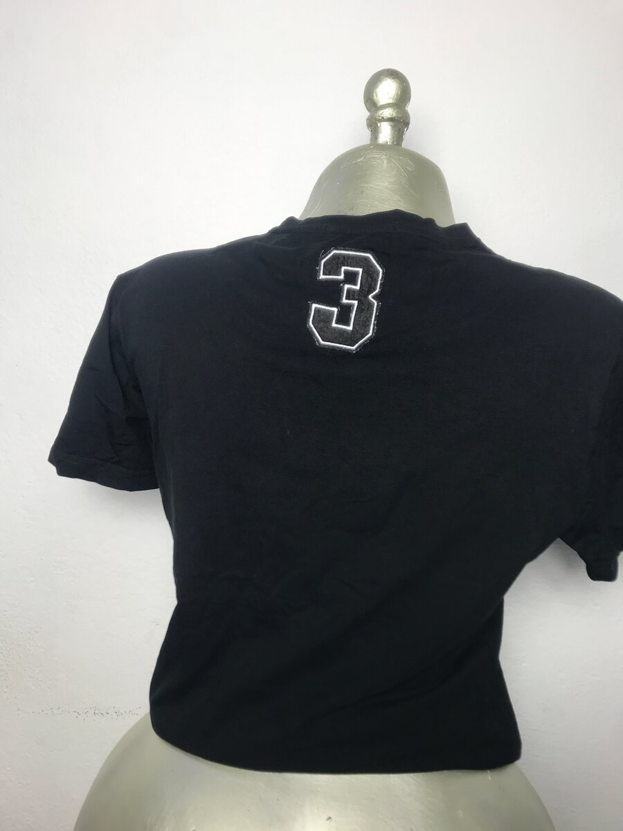 T-shirt noire à fleurs