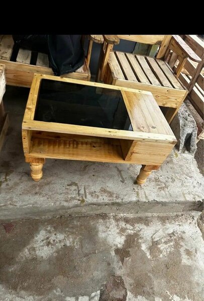 Table basse en bois et verre