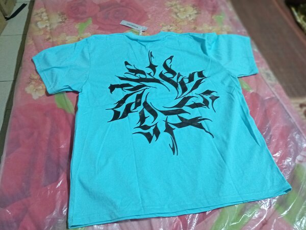 T-shirt unisexe bleu imprimé