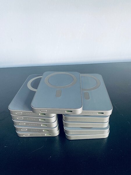 Wireless power bank MagSafe