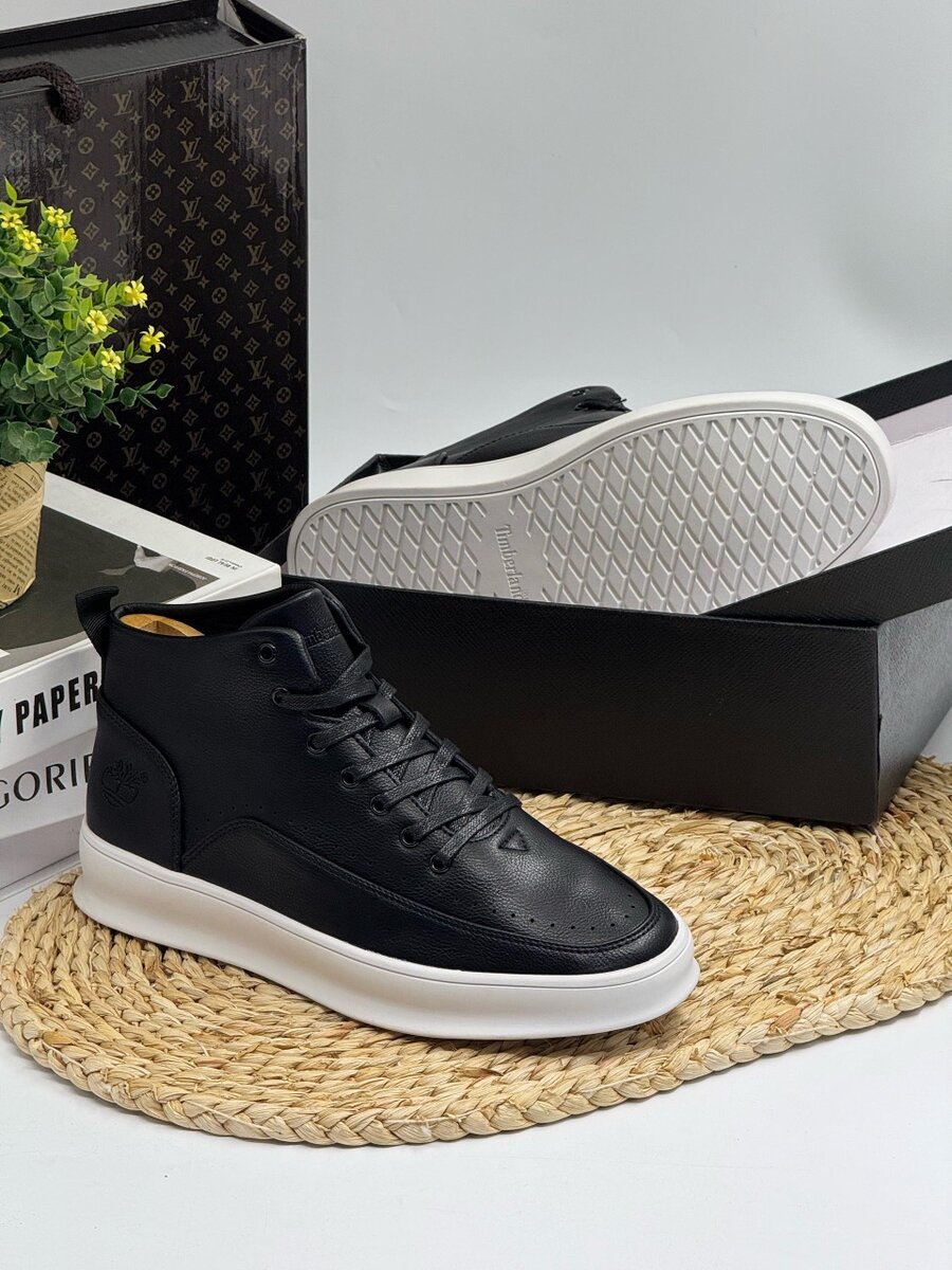 TIMBERLAND BLACK AND WHITE