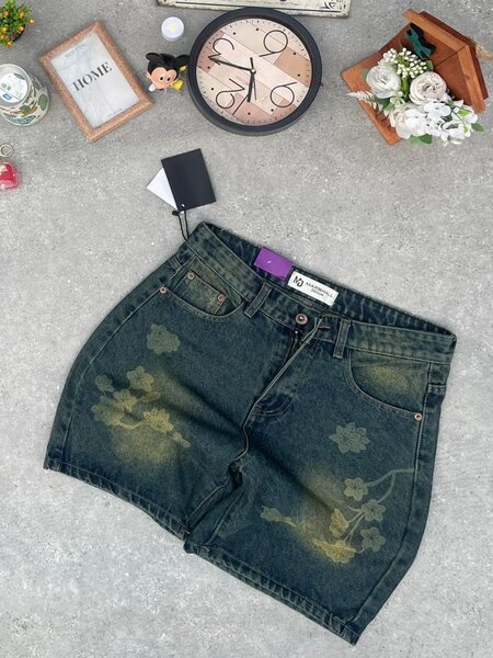 Short en jean délavé avec motif floral