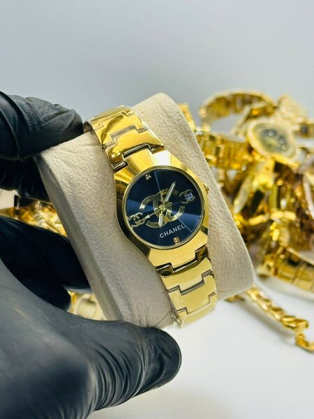 Montre Chanel dorée luxe