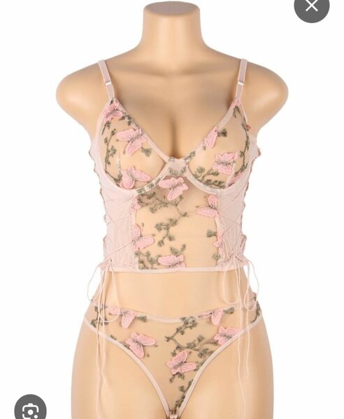 Ensemble lingerie floral élégant