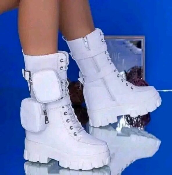 Bottes blanches avec pochettes