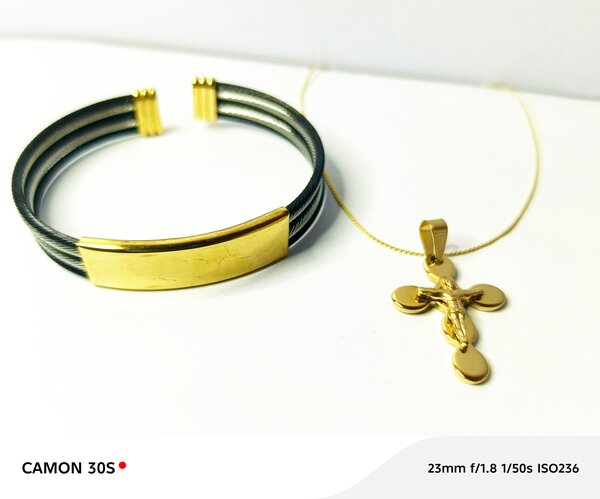 Bracelet en cuir et pendentif croix