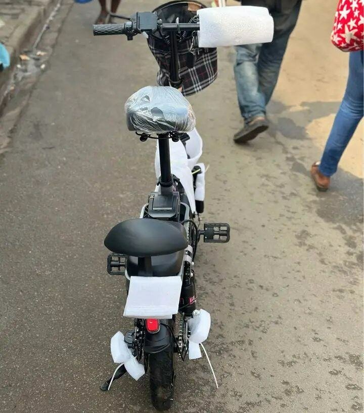 Vélo électrique pliant compact