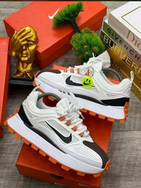 Baskets tendance blanches modernes