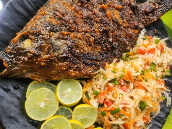 Poisson Grillé avec Riz et Légumes