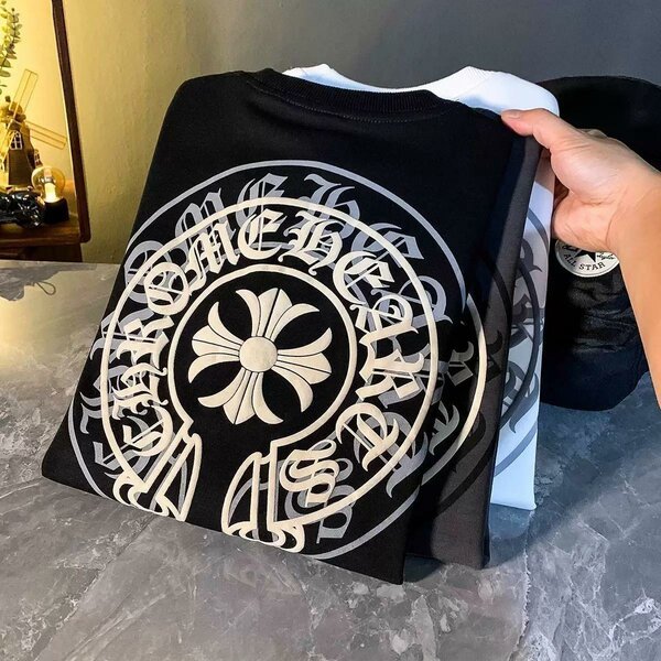 T-shirt noir graphique tendance