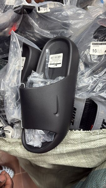 Claquettes noires confortables