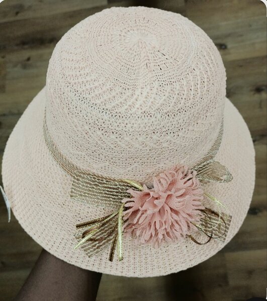 Chapeau en crochet rose élégant