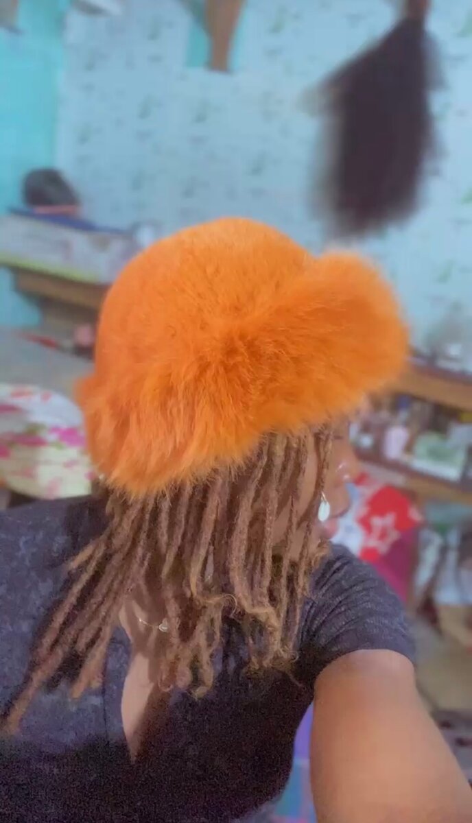 Chapeau en fausse fourrure colorée