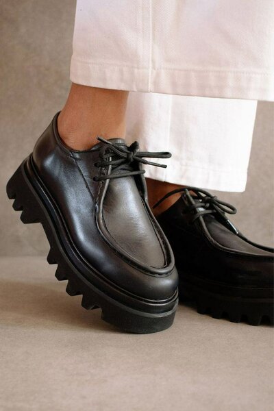 Chaussures en cuir noir robustes