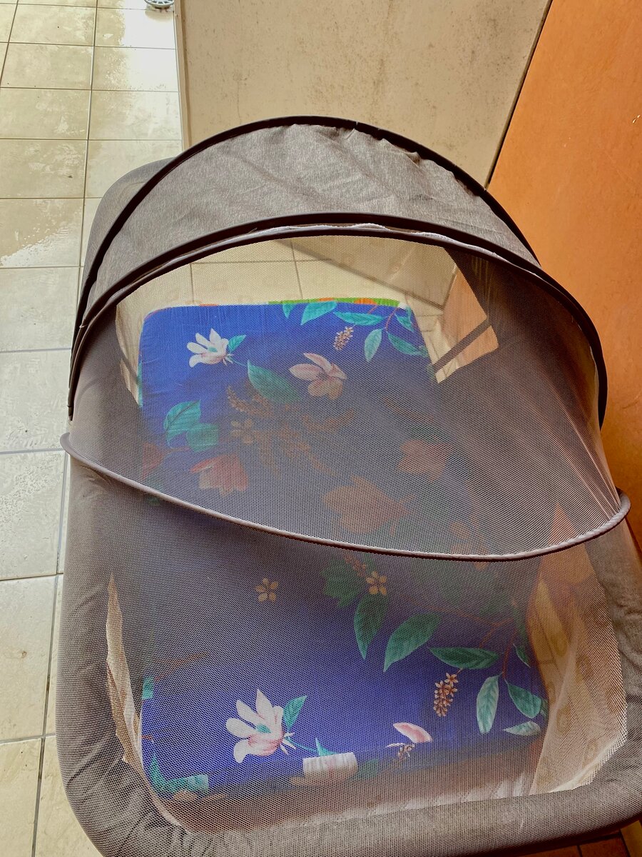 Berceau bébé avec moustiquaire