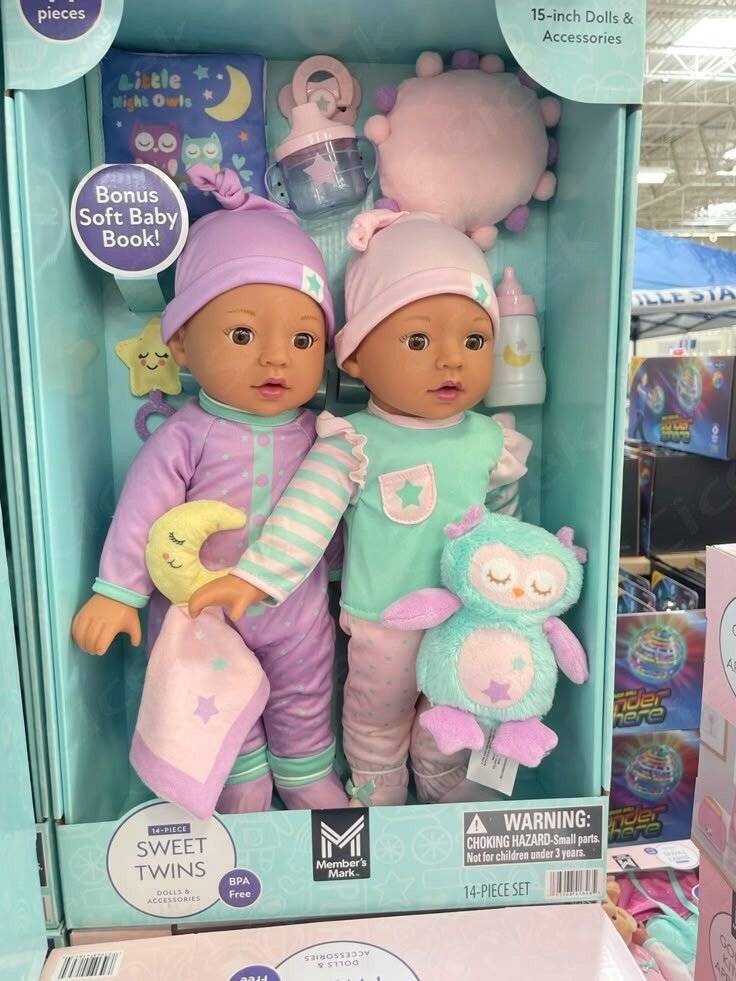 Poupées jumelles en pyjama