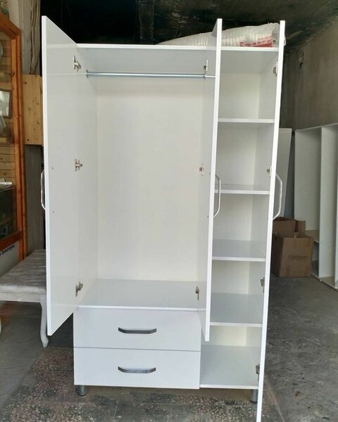 Armoire moderne avec étagères