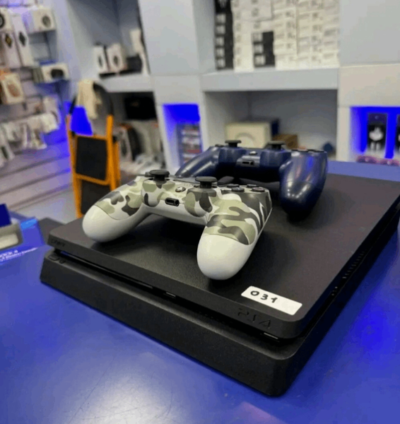 Console PS4 avec manettes