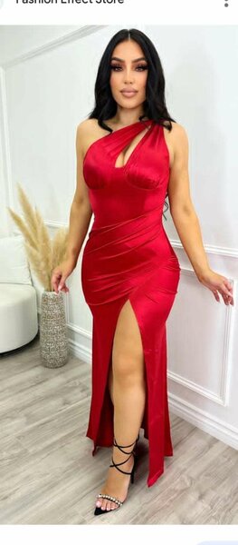 Robe élégante rouge fendue