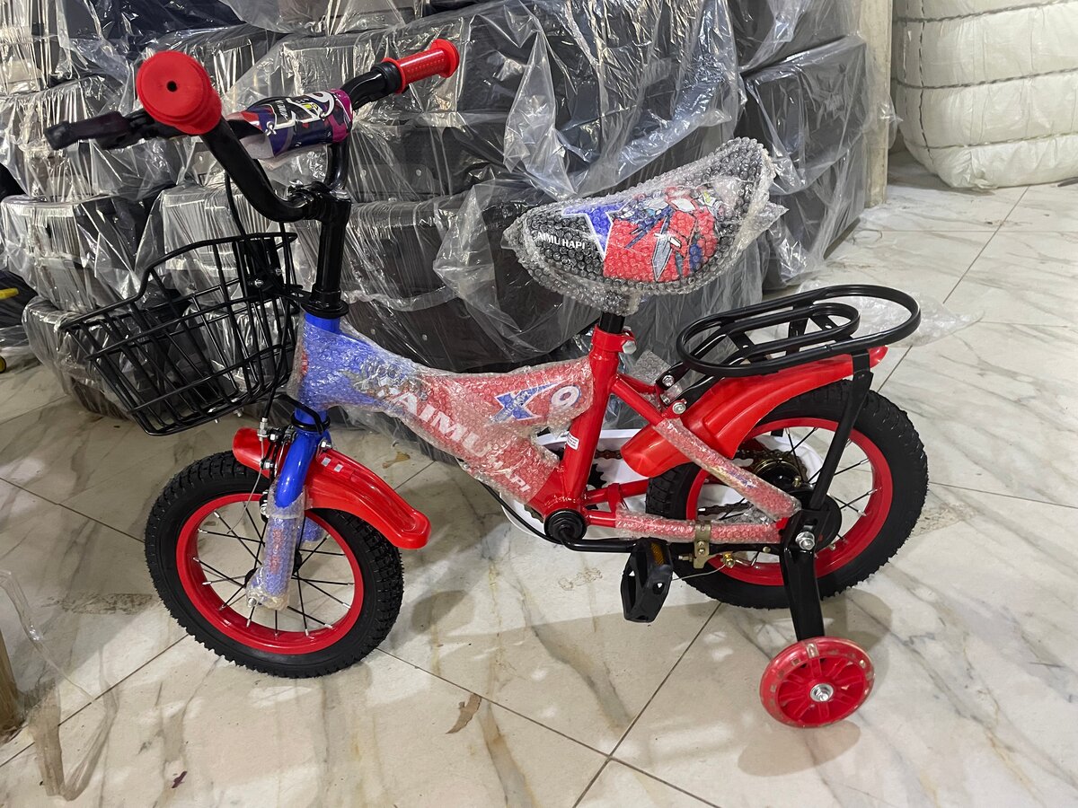Vélo enfant avec roues stabilisatrices