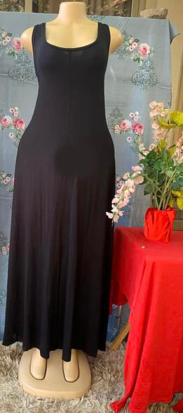 longue robe noire sans manches