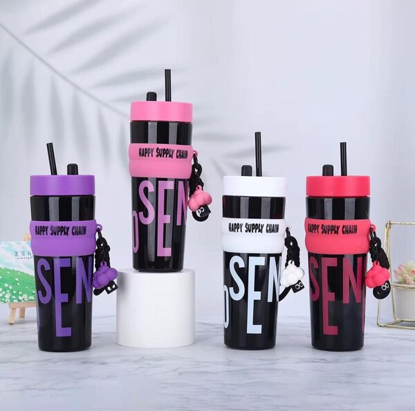 Gobelets Colorés avec Paille