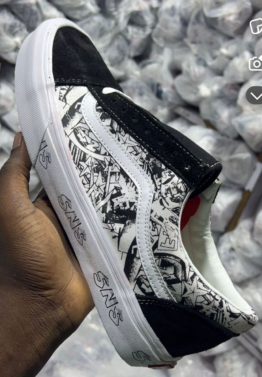 Baskets noires artistiques