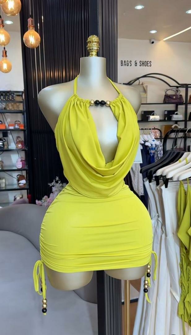 Robe dos nu élégante femme